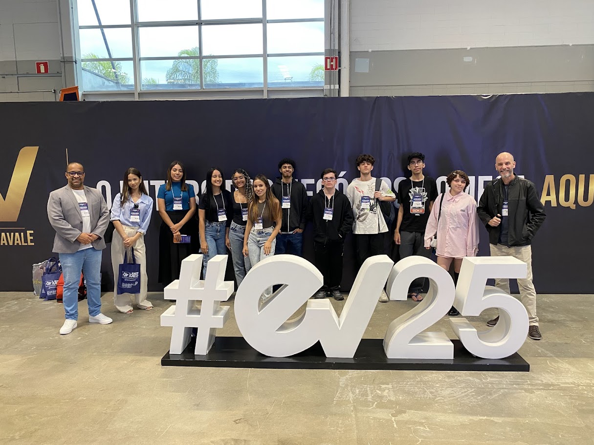 Thiago Machado com estudantes em atividade de formação